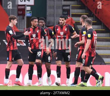 Vitality Stadium, Bournemouth, Dorset, Großbritannien. April 2021. English Football League Championship Football, Bournemouth Athletic gegen Coventry City; Arnaut Danjuma aus Bournemouth feiert mit seinem Team nach seinem zweiten Tor in der 28. Minute 2-1 Credit: Action Plus Sports/Alamy Live News Stockfoto