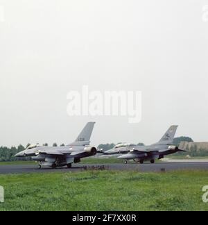 Eine General Dynamics F-16A der Klub und eine American Air Force F-16B während der Mot & E auf dem Luftwaffenstützpunkt Leeuwarden. Stockfoto