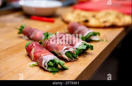 Rollen von dünnem Fleisch mit grüner Innenseite Stockfoto