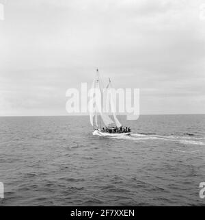 Das Segelschulschiff für anstehende Marineoffiziere am Royal Institute for the Marine (KIM): Hr. Urania (Y 8050) (H 31) (1938-2004). Ein ausführlicher Reisebericht kann auf Seite 52 in der Jaarboek Koninklijke Marine 1964 unter der Überschrift praktische Zeit gelesen werden. Stockfoto