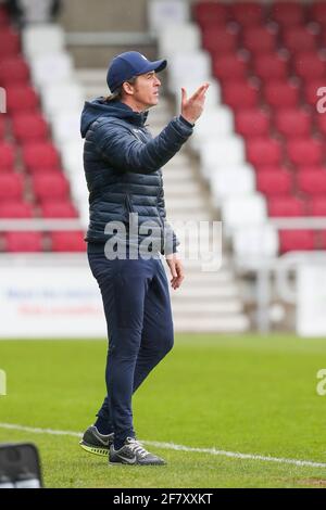 NORTHAMPTON, GROSSBRITANNIEN. 10. APRIL: Bristol Rovers-Manager Joey Barton während der ersten Hälfte des Spiels der Sky Bet League 1 zwischen Northampton Town und Bristol Rovers im PTS Academy Stadium, Northampton ON . (Kredit: John Cripps, Mi News) Kredit: MI Nachrichten & Sport /Alamy Live Nachrichten Stockfoto