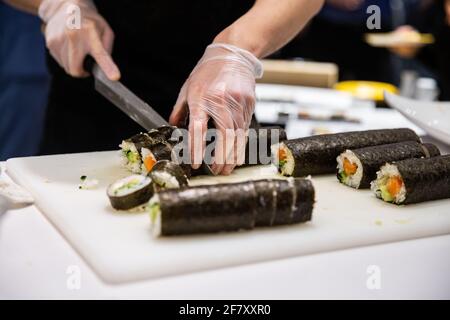 Sushi wird vom Koch in der Küche zubereitet Stockfoto