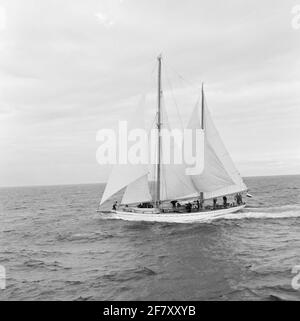 Das Segelschulschiff für anstehende Marineoffiziere am Royal Institute for the Marine (KIM): Hr. Urania (Y 8050) (H 31) (1938-2004). Ein ausführlicher Reisebericht kann auf Seite 52 in der Jaarboek Koninklijke Marine 1964 unter der Überschrift praktische Zeit gelesen werden. Stockfoto