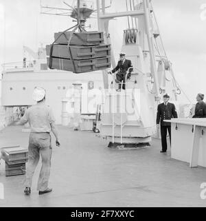 Beim zweiten Proof des Pool STAR (A 835), dem neuen Versorgungsschiff der Royal Navy, wird erneut geprüft, ob alles einwandfrei funktioniert und ob die vorgenommenen Änderungen nun auch allen Anforderungen entsprechen. Die Tragfähigkeit eines Zapfhahns wird getestet, wobei ein Skipper (SPR) unter der Aufsicht eines Sergeanten Major Warehouse Managers (SMJRMB) als Kranführer fungiert. Stockfoto