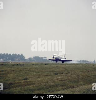 Eine Douglas DC-9 der skandinavischen Fluggesellschaft SAS bei der Landung am Flughafen Schiphol. Stockfoto