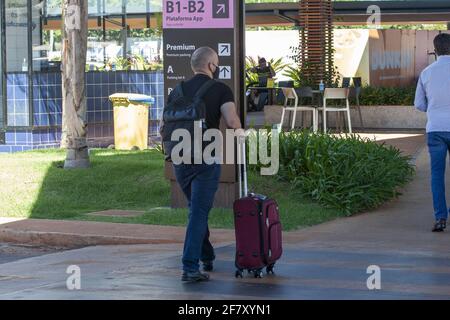 Brasilia, Distrito Federal, Brasilien. April 2021. Brasilia (DF), 10/04/2021 - MOVIMENTACAO AEROPORTO DE BRASILIA - E grande a movimentacao no Aeroporto Internacional de Brasilia Ã¢â‚¬' Presidente Juscelino Kubitschek l, neste sabado Credit: Leco Viana/TheNEWS2/ZUMA Wire/Alamy Live News Stockfoto