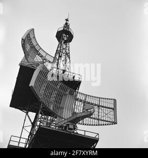 Radacast von der Navigationskampfinformationsschule in Den Helder. Bei beiden handelt es sich um Zielschutzradar (2x) (S-Band; ca. 2 GHz; ca. 15 cm). Teil der Objektserie AVDKM 540112 bis 540116. Stockfoto