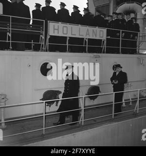 Der Staatssekretär für Marine (Stasmar) H.C.W. Moorman (1899-1971, unten rechts) ist bei der Inbetriebnahme des U-Bootes harr.ms anwesend. Holland (D 808) im Dezember 1954 bei der Rotterdam Dry Dough Society (RDM). Stockfoto