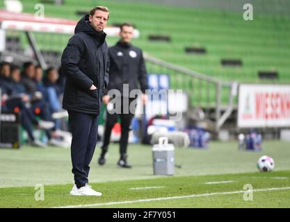 Bremen, Deutschland. April 2021. Fußball: Bundesliga, Werder Bremen - RB Leipzig, Matchday 28 im wohninvest Weserstadion. Bremen-Trainer Florian Kohfeldt. WICHTIGER HINWEIS: Gemäß den Bestimmungen der DFL Deutsche Fußball Liga und des DFB Deutscher Fußball-Bund ist es untersagt, im Stadion und/oder vom Spiel aufgenommene Fotos in Form von Sequenzbildern und/oder videoähnlichen Fotoserien zu verwenden oder zu verwenden. Quelle: Carmen Jaspersen/dpa/Alamy Live News Stockfoto