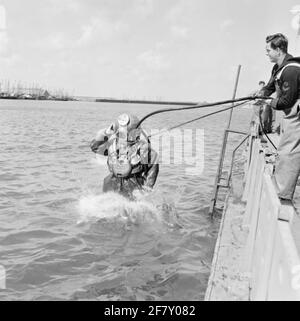 Duikers und Kikvorsmen Demonstrationen im Tauchzentrum der Royal Navy in Den Oever. Stockfoto