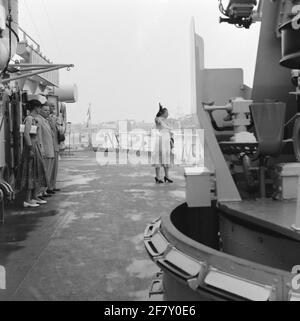 Cruiser Hr. Ms. De Ruyter (C 801) kommt in Willemstad, Curaçao, mit Königin Juliana (1909-2004, rechts) an Bord, um die Insel im Oktober 1955 zu besuchen. Stockfoto