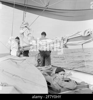 An Bord des Segeltrainingsschiffs für anstehende Marineoffiziere am Royal Institute for the Marine (KIM): Hr. Urania (Y 8050) (H 31) (1938-2004). Ein ausführlicher Reisebericht kann auf Seite 52 in der Jaarboek Koninklijke Marine 1964 unter der Überschrift praktische Zeit gelesen werden. Stockfoto