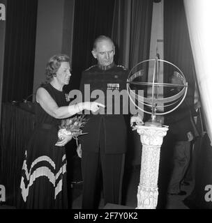 Abschiedsempfang durch den Kommandanten der Landstreitkräfte Generalleutnant G. IJsselstein, Prinzessin Julianakanne, Den Haag. Der General und seine Frau beim Geschenk haben die Sonnenuhr bekommen. Stockfoto