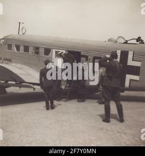 Feldmarschall der Luftwaffe Hermann Göring tritt am Flughafen Waalhaven aus einem Junkers Ju 52 Transportflugzeug für einen Besuch in den Niederlanden aus. Stockfoto