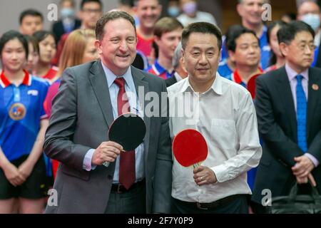 Shanghai, China. April 2021. Der Vizepräsident der Internationalen Tischtennisföderation Shi Zhihao (R, Front) und der US-Generalkonsul in Shanghai, James Heller (L, Front), posieren für Fotos, nachdem sie den ersten Schuss für einen China-USA gespielt haben Ping-Pong-Freundschaftsspiel während einer besonderen Veranstaltung zum Gedenken an den 50. Jahrestag der Ping-Pong-Diplomatie zwischen China und den Vereinigten Staaten in Shanghai, Ostchina, 10. April 2021. Quelle: Wang Xiang/Xinhua/Alamy Live News Stockfoto