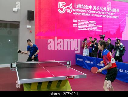 Shanghai, China. April 2021. Weltmeister Wang Liqin (1. L) zeigt Tischtennis-Fähigkeiten nach einem China-USA Ping-Pong-Freundschaftsspiel während einer besonderen Veranstaltung zum Gedenken an den 50. Jahrestag der Ping-Pong-Diplomatie zwischen China und den Vereinigten Staaten in Shanghai, Ostchina, 10. April 2021. Quelle: Wang Xiang/Xinhua/Alamy Live News Stockfoto