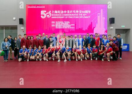 Shanghai, China. April 2021. Die Gäste posieren für ein Gruppenfoto während einer besonderen Veranstaltung zum Gedenken an den 50. Jahrestag der Ping-Pong-Diplomatie zwischen China und den Vereinigten Staaten in Shanghai, Ostchina, am 10. April 2021. Quelle: Wang Xiang/Xinhua/Alamy Live News Stockfoto