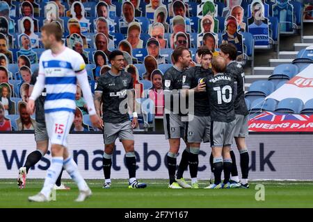 London, Großbritannien. April 2021. 10. April 2021; The Kiyan Prince Foundation Stadium, London, England; English Football League Championship Football, Queen Park Rangers versus Sheffield Mittwoch; Josh Windass von Sheffield Mittwoch feiert sein Tor mit Teamkollegen für 1-1 in der 30. Minute Kredit: Action Plus Sports Images/Alamy Live News Stockfoto