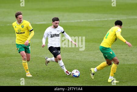 Patrick Roberts von Derby County (Mitte) und Andrew Omobamidele von Norwich City (rechts) und Kieran Dowell kämpfen während des Sky Bet Championship-Spiels im Pride Park Stadium, Derby, um den Ball. Bilddatum: Samstag, 10. April 2021. Stockfoto