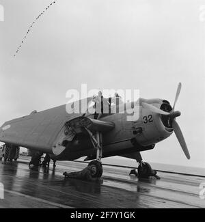 Das Grumman TBM-3S2 Avenger Submarine Boots-Flugzeug mit gefalteten Flügeln und Registrierung 32 (1955-1960) des Marin Aircle Care Service (MLD) am Flugdeck des Fluglagers HR Karel Doorman (R 81, EX-EHRWÜRDIGE) im Jahr 1958. Stockfoto