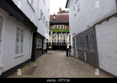 10. April 2021 - Windsor UK: Blick auf das Pub am Ende einer gepflasterten Seitenstraße. Hochwertige Fotos Stockfoto