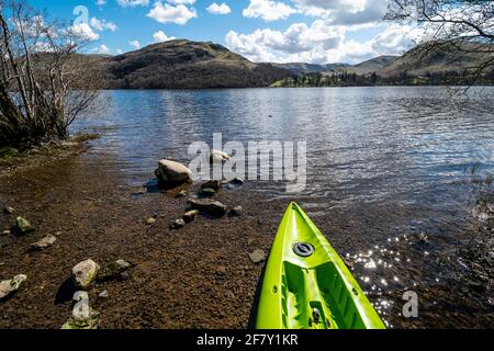 Kajak fahren am Ufer von Ullswater im Lake District, Cumbria Stockfoto