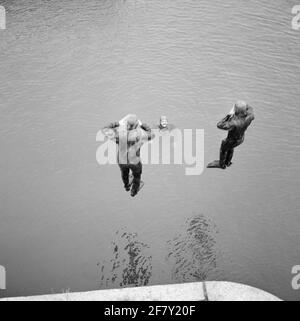 Duikers und Kikvorsmen Demonstrationen im Tauchzentrum der Royal Navy in Den Oever. Stockfoto