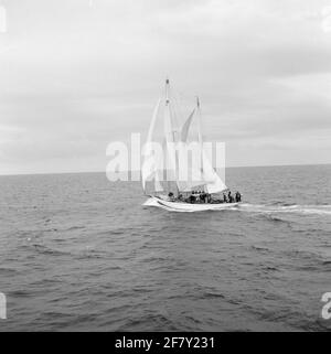 Das Segelschulschiff für anstehende Marineoffiziere am Royal Institute for the Marine (KIM): Hr. Urania (Y 8050) (H 31) (1938-2004). Ein ausführlicher Reisebericht kann auf Seite 52 in der Jaarboek Koninklijke Marine 1964 unter der Überschrift praktische Zeit gelesen werden. Stockfoto