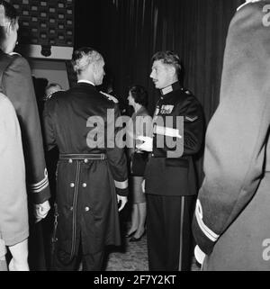 Während des Empfangs beim Marinesoldaten-Corps in der Van Braam Houckgeestkazerne (VBHKAZ) in Doorn, nach der Präsentation von Kreuzen aus Verdienst (KV), spricht Marinier 1 Valentine mit einem Kommandanten (CDR) der Royal Navy. Stockfoto