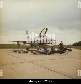 General Dynamic F-16A Kampffalke der 315 Geschwader der Königlichen Niederländischen Luftwaffe auf der Plattform des Soesterberg-Luftwaffenstützpunktes, mit Erschöpfung der Bewaffnung und des Bodenpersonals. Stockfoto