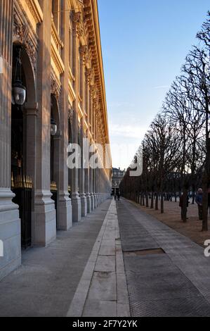 Sonnenuntergang an der Fassade der Gebäude am Jardin du Palais-Royal, Paris, Frankreich Stockfoto