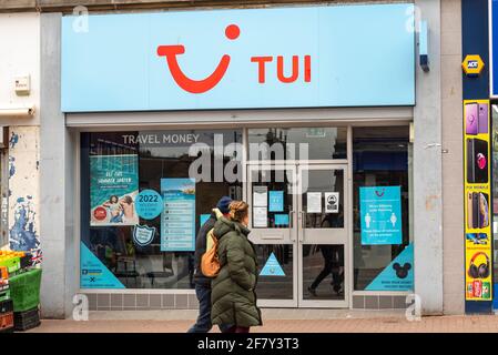 TUI Reisebüro-Geschäft, Geschäft in der High Street, Southend on Sea, Essex, Großbritannien, während der COVID 19 geschlossen. TUI AG, Reisebüro der TUI Group. Menschen, die vorbeikommen Stockfoto