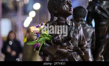 24. März 2021, Berlin: Detail der Skulpturengruppe 'Züge zum Leben - Züge zum Tod', die neben dem Bahnhof Friedrichstraße in der Georgenstraße steht. Das Denkmal zeigt zwei Gruppen von Kindern, zerbrochene Koffer und eine Spur. Es erinnert sowohl an die Kinder, die im Holocaust ihren Tod gefunden haben, als auch an diejenigen, die überlebt haben, weil sie auf Kindertransporten oder Kinderzügen ohne Eltern nach Großbritannien und fünfzehn anderen, meist europäischen Ländern, einschließlich Palästina und den Vereinigten Staaten, gebracht wurden. Der Schöpfer der Gedenkstätte, der Bildhauer Frank Meisler, überlebte als Kind selbst dank dieser Rettung Stockfoto