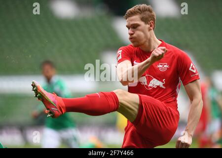 Bremen, Deutschland. April 2021. Fußball: Bundesliga, Werder Bremen - RB Leipzig, Matchday 28 im wohninvest Weserstadion. Leipziger Verteidiger Marcel Halstenberg. WICHTIGER HINWEIS: Gemäß den Bestimmungen der DFL Deutsche Fußball Liga und des DFB Deutscher Fußball-Bund ist es untersagt, im Stadion und/oder vom Spiel aufgenommene Fotos in Form von Sequenzbildern und/oder videoähnlichen Fotoserien zu verwenden oder zu verwenden. Quelle: Carmen Jaspersen/dpa/Alamy Live News Stockfoto