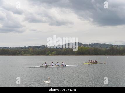 Varese, Italien. April 2021. Varese, Italien Rudereuropameisterschaften 2021 Finales Qualifikationsspielen. Italien liegt mit 9 Booten auf dem dritten Platz unter den Finalisten-Nationen auf dem Foto: Women's race Credit: Independent Photo Agency/Alamy Live News Stockfoto