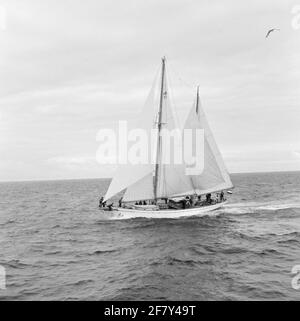 Das Segelschulschiff für anstehende Marineoffiziere am Royal Institute for the Marine (KIM): Hr. Urania (Y 8050) (H 31) (1938-2004). Ein ausführlicher Reisebericht kann auf Seite 52 in der Jaarboek Koninklijke Marine 1964 unter der Überschrift praktische Zeit gelesen werden. Stockfoto