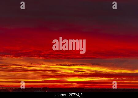 Roter Himmel in finsterer Sonne Stockfoto