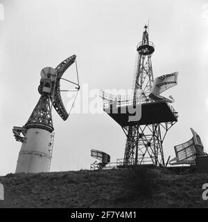 Radacast von der Navigationskampfinformationsschule in Den Helder. Von links nach rechts: Vertikales Abhörradar (Flughöhenradar; C-Band; ca. 3 GHz; ca. 10 cm), Seewarnradar (x Band; ca. 10 GHz; ca. 3 cm), Zielrufradar (C-Band; 5 GHz; ca. 6 cm), Ziel-in-line-Luftwarnradar (2x) (S-Band; ca. 2 GHz; ca. 15 cm). Teil der Objektserie AVDKM 540112 bis 540116. Stockfoto