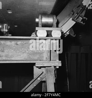 Foto während der Renovierung des Kreuzers HR.Ms. Die sieben Provinzen (1954-1975) an der Rotterdamsche Drydok Maatschappij (RDM) auf der Heijplaat in Rotterdam. Mit dieser Renovierung wird das Terrier-Führungs-Waffensystem aufgebaut. Stockfoto