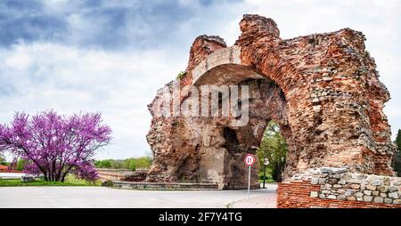 Das Südtor der spätrömischen Befestigungsanlagen von Hisarya, das größte erhaltene in Bulgarien Stockfoto