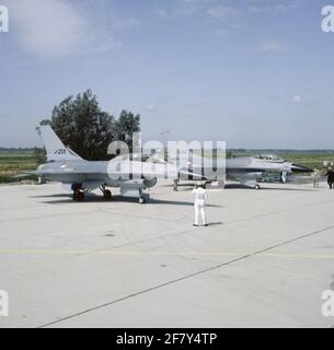 Der F-16B-Duozitter (J-259) und der F-16A (J-212) kurz nach der Übertragung durch die Züchterfabrik an die Königliche Niederländische Luftwaffe in Schiphol. Stockfoto