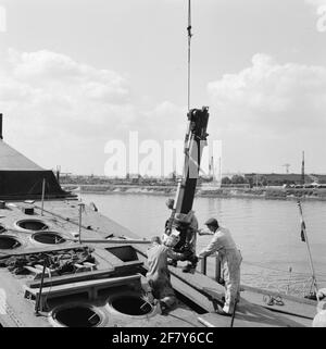 Foto während der Renovierung des Kreuzers HR.Ms. Die sieben Provinzen (1954-1975) an der Rotterdamsche Drydok Maatschappij (RDM) auf der Heijplaat in Rotterdam. Mit dieser Renovierung wird das Terrier-Führungs-Waffensystem aufgebaut. Stockfoto