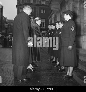 Feierlichkeiten anlässlich des 10. Jahrestages der Marine Women's Department, Marva. H.M. Königin Juliana spricht mit einigen Marva-Offizieren und Versionen der älteren Garde. Ist Teil der AVDKM 540720 bis 540749 + 540756 Objektserie. Stockfoto