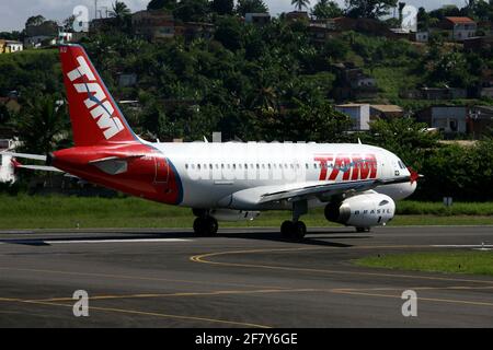 salvador, bahia / brasilien - ilheus, bahia / brasilien - 29. februar 2012: Die Fluglinien A-319 von Tam Linhas Aereas sind im Innenhof von Jorge Amado ai zu sehen Stockfoto