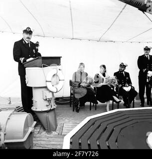 Befehlsübergabe an HR MS 'Abcoude (M 810, 1956- 1993), Leutnant Sea Second Class beide ergeben sich an Leutnant Sea Second Class Green Stockfoto