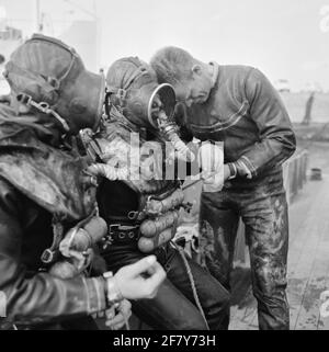 Duikers und Kikvorsmen Demonstrationen im Tauchzentrum der Royal Navy in Den Oever. Stockfoto