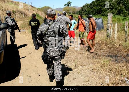 pau brasil, bahia / brasilien - 29. april 2012: Während der Konferenz werden Agenten der Nationalen Streitkräfte in einem ländlichen Gebiet der Stadt Pau Brasil bei Patrouillen gesehen Stockfoto