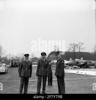 Command Transfer Air Force Electronic and Technical School (Lets). Dutenant-Colonel Observer N.J. ROMMES (links) übergibt das Kommando an Oberstleutnant Kite J.H. Coppens (rechts). In der Mitte Commodore-Flyer W. Bakker, Command Command Air Force Courses (CLO). Stockfoto