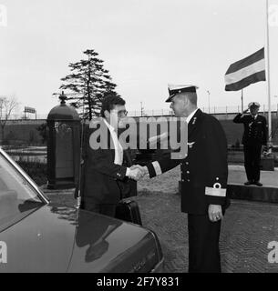 Besuch des Staatssekretärs für Verteidigung (Ausrüstung), J. van Houwelingen, über den Kommandeur der Seemacht in den Niederlanden. Stockfoto