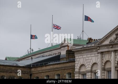 London, Großbritannien. 10. April 2021. Flaggen fliegen auf halber Mast über dem Gebäude des Verteidigungsministeriums in Whitehall, London, als Zeichen des Respekts nach dem gestrigen Tod des Herzogs von Edinburgh. Bilddatum: Samstag, 10. April 2021. Bildnachweis sollte lauten: Matt Crossick/Empics/Alamy Live News Stockfoto